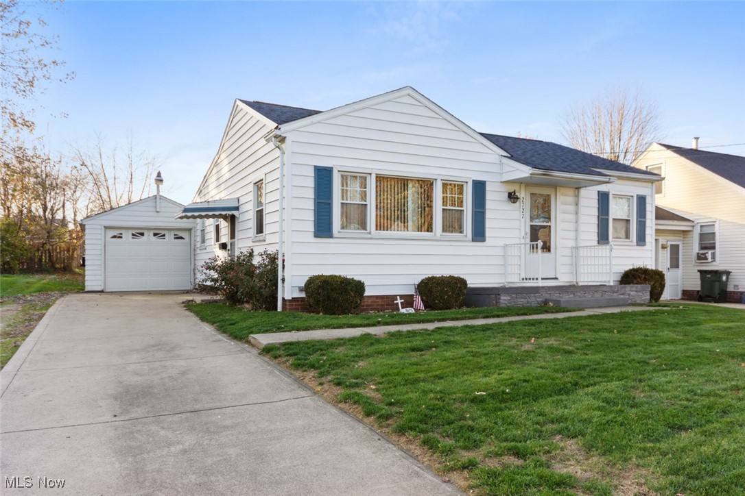 2727 Gilbert Avenue NE photo 1