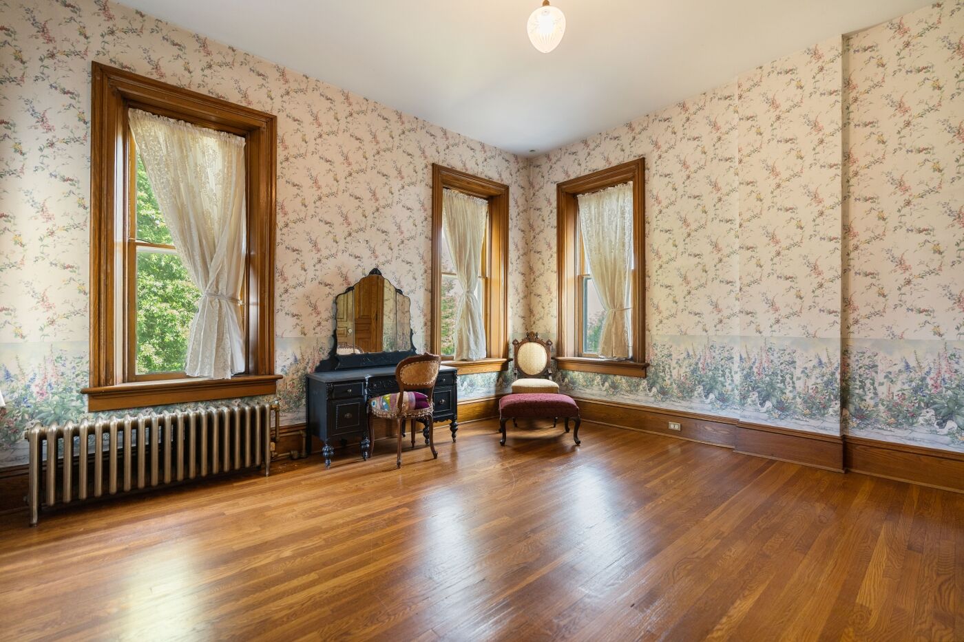 Bedroom, the corner windows