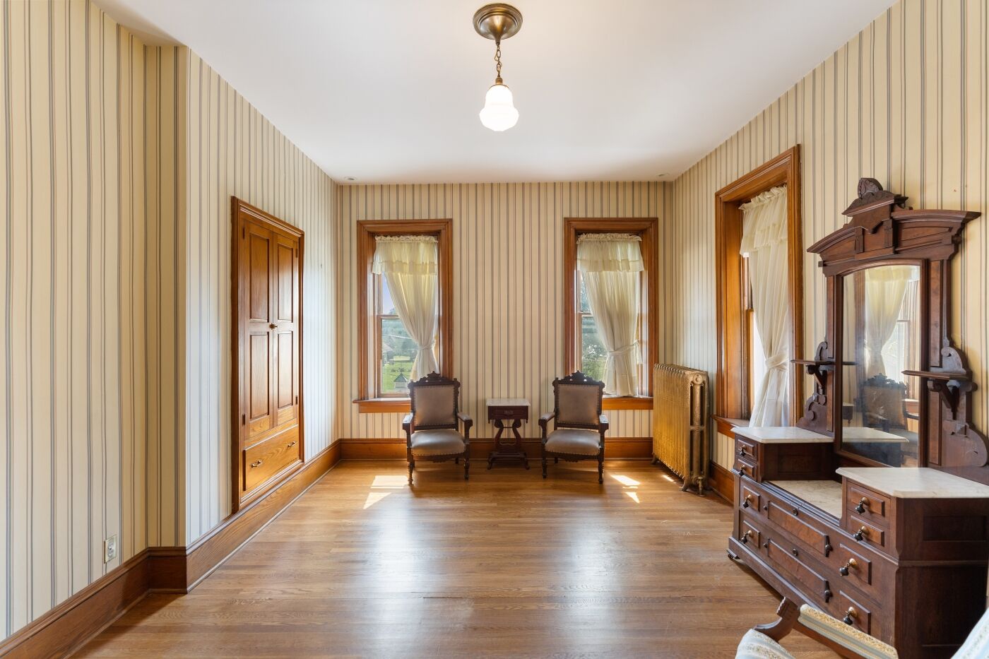 Bedroom on plank floors