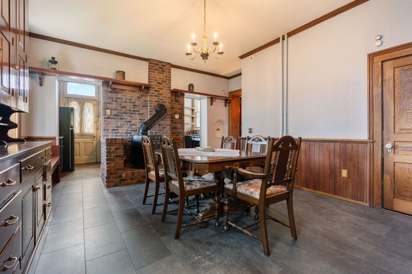 Breakfast room through to the kitchen