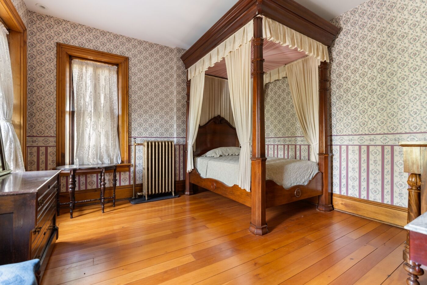 Canopy bedroom