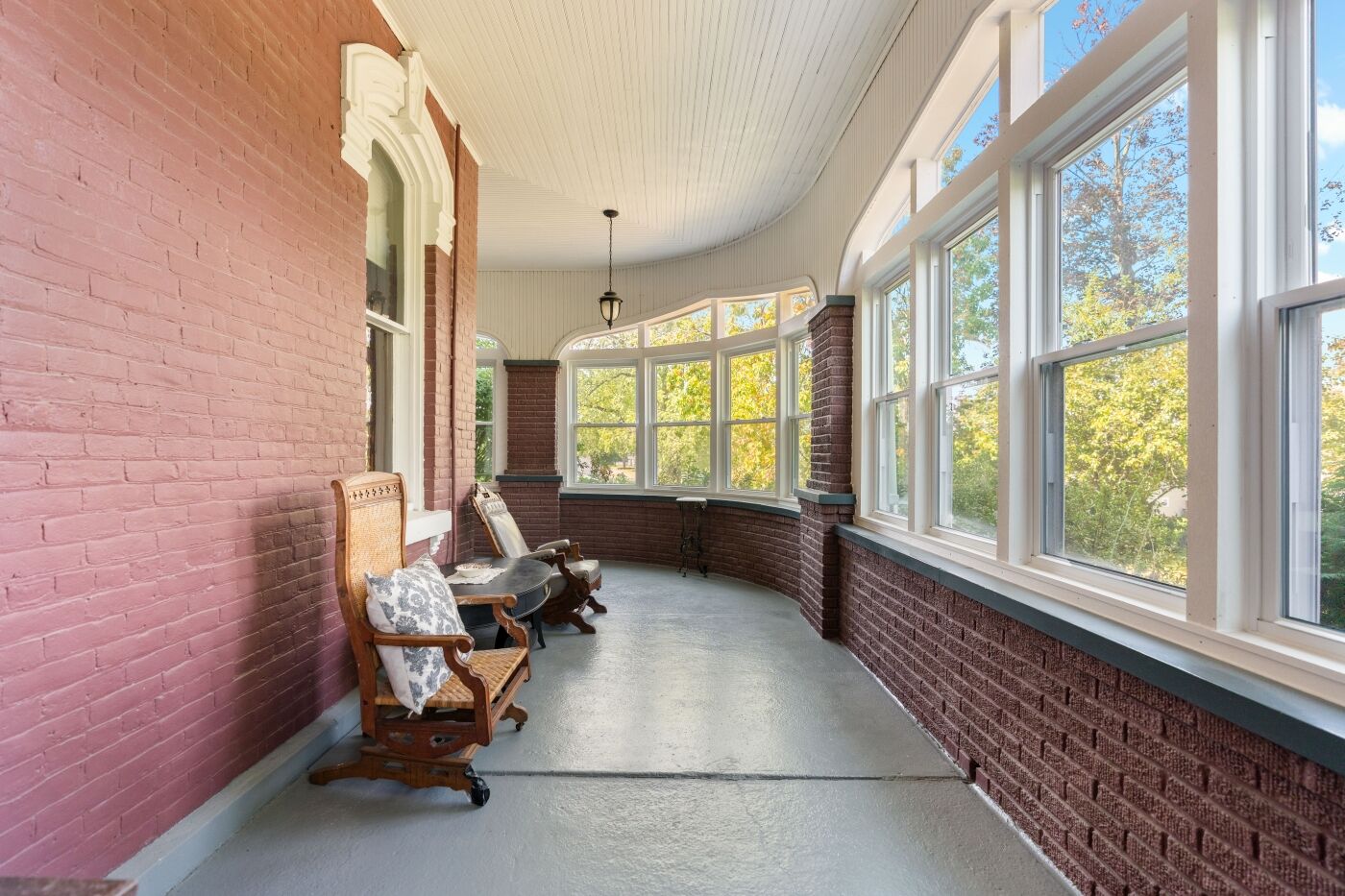 Curved sunporch