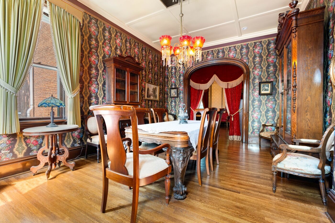 Dining room and its built-in cabinet